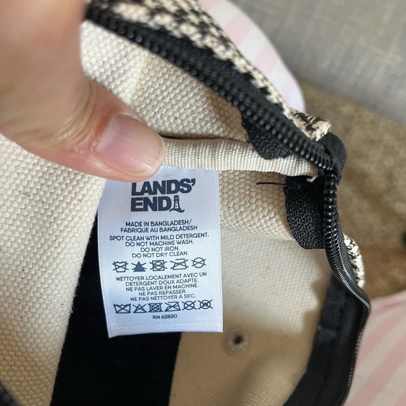 Lands’ End Black and White Houndstooth Wristlet Clutch Zipper Button accent EUC - Picture 3 of 10
